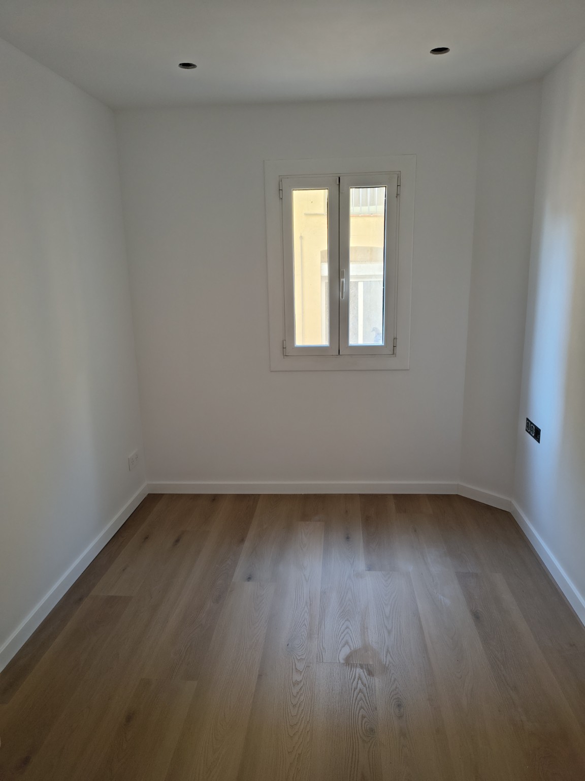 Overview of a room with floor covering and skirting installed