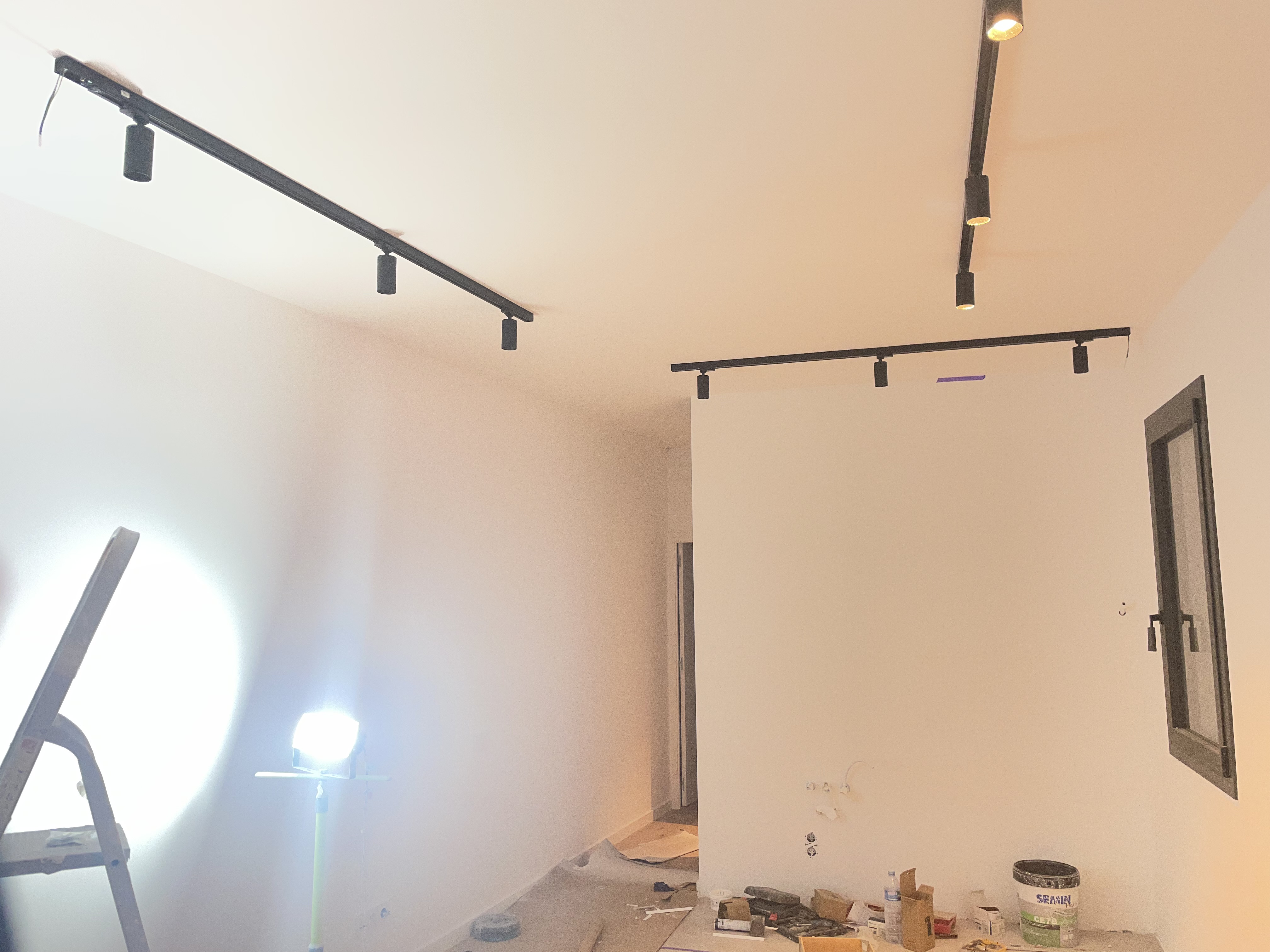 Pintura e instalación de iluminación