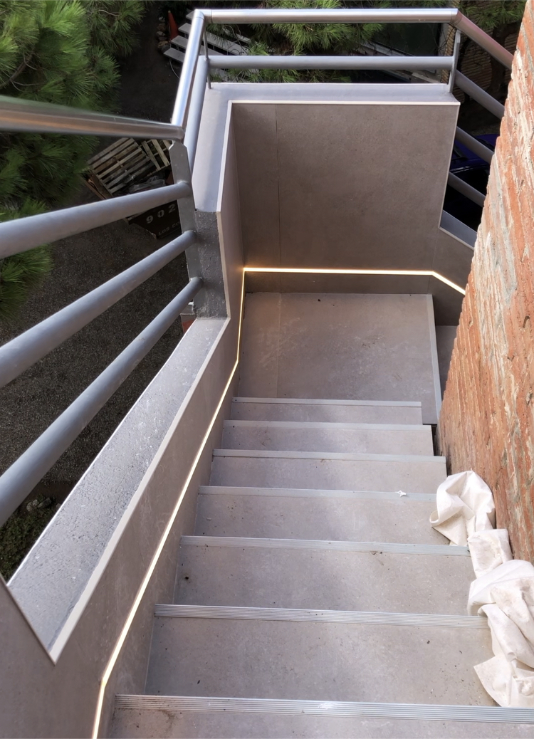 Escalera con iluminación LED integrada en villa premium