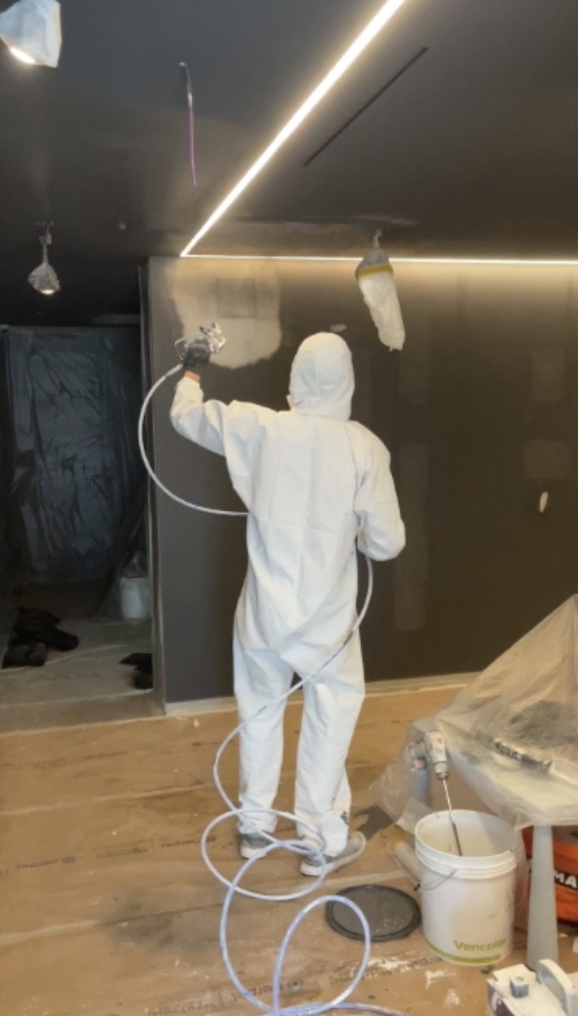 Pintura de pared a pistola con acabado uniforme