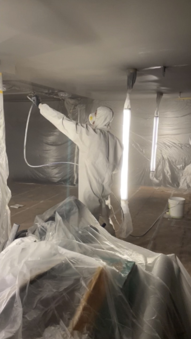 Enlucido y pintura de techo a pistola en obra premium
