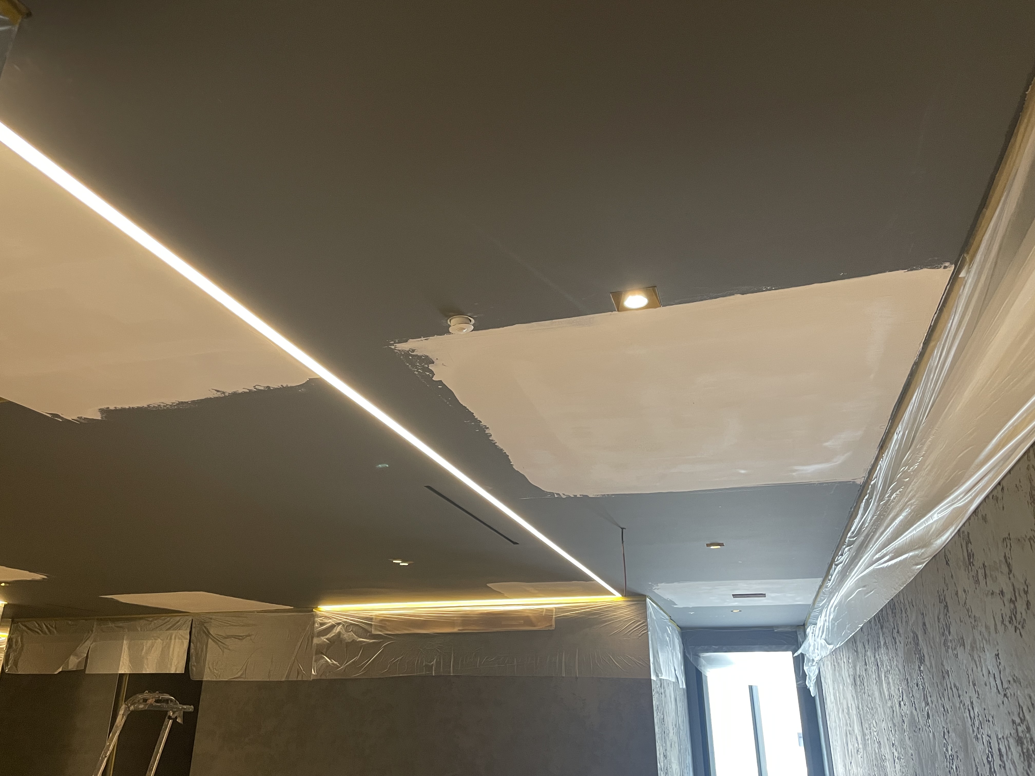 Protección con plástico y enmasillado alrededor del LED